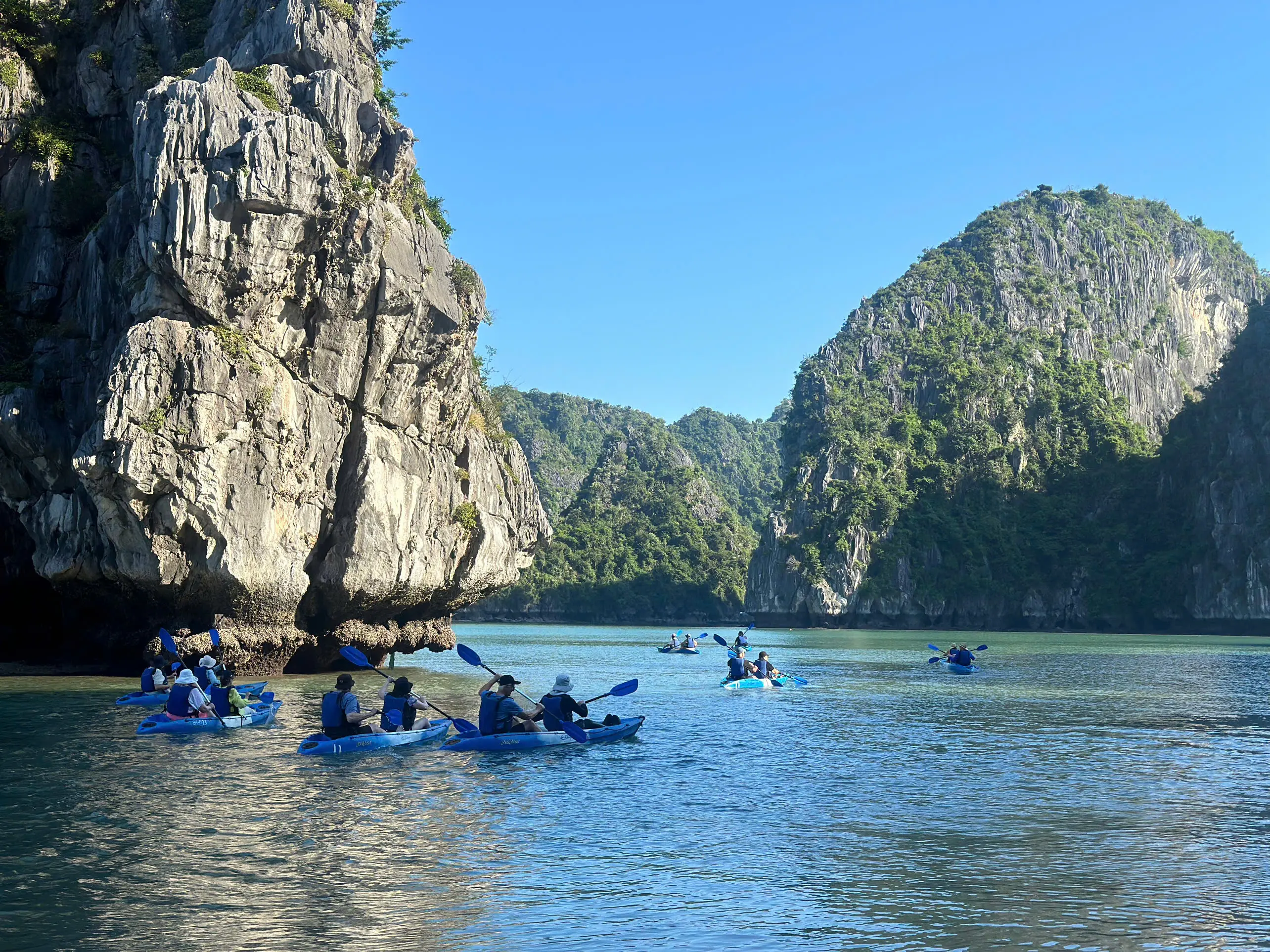 Kayaking near Ba Mem temple