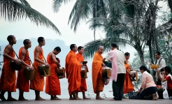 Alm giving in Luang Phrabang