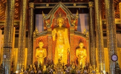 Wat Chedi Luang - Budhha statue